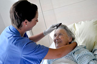 Pflegerin kÃ¤mmt Patientin die Haare