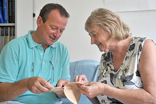 Stoma-Berater im GesprÃ¤ch mit einer Patientin