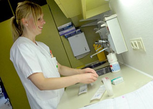 Pflegerin bereitet Medikamente vor