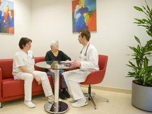 Patientin, Krankenschwester und Arzt bei der Patienteninformation