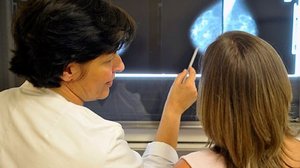 Ã„rztin bespricht mit Patientin das RÃ¶ntgenbild deren Brust