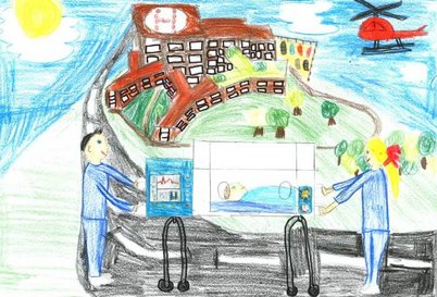 Buntes Kinderbild, gemalt von Paula Stangl (9 Jahre). Zu sehen ist das Klinikum Aschaffenburg sowie ein Rettungshubschrauber, dazu im Vordergrund eine Ã„rztin und ein Arzt, die ein FrÃ¼hchen in einem Inkubator transportieren.