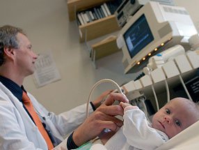 Dr. Wieg untersucht ein Baby
